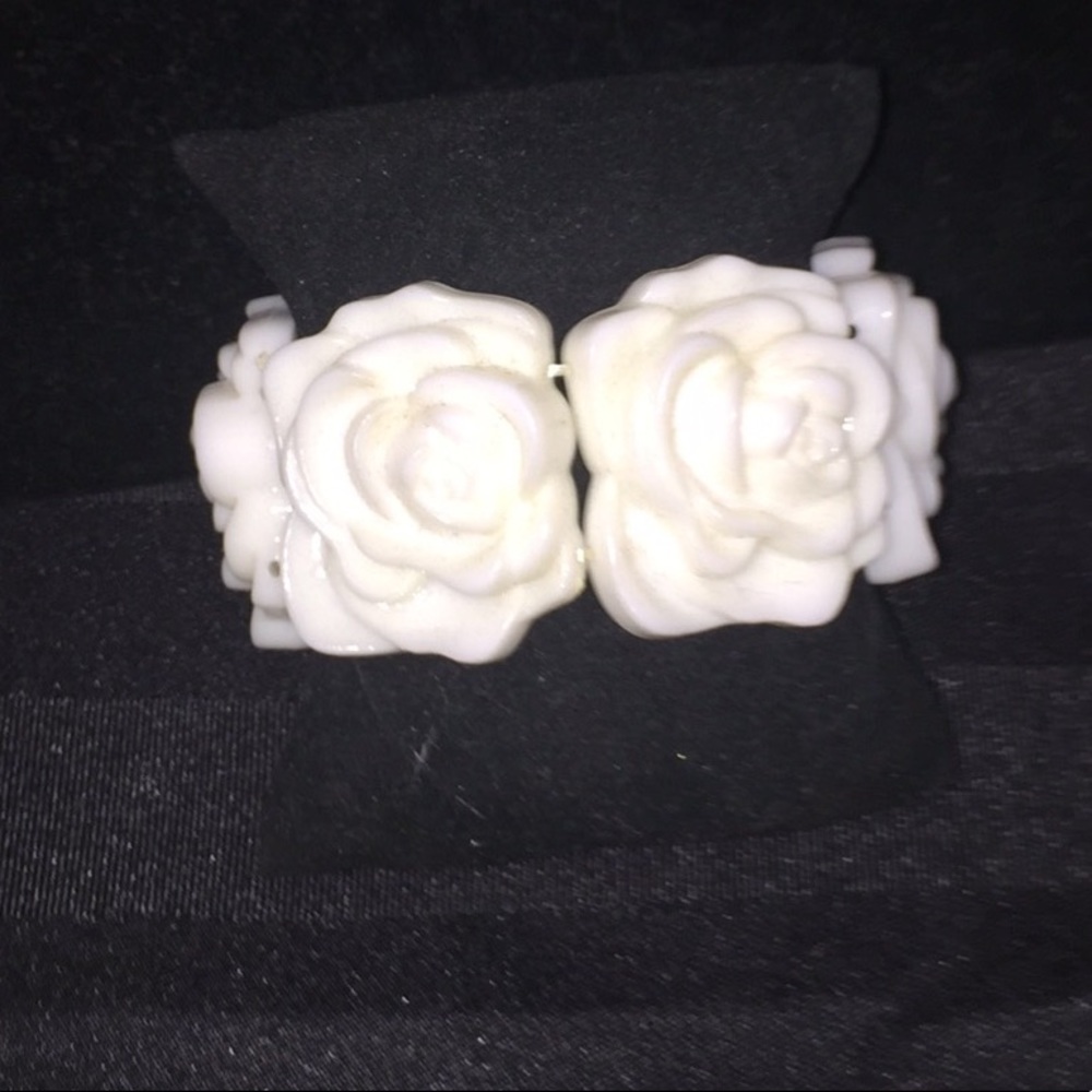 🛍2 for $30🛍️NWOT Ivory coloured slip  on floral bracelet expandable band